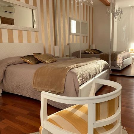 Palazzo Teatro Vecchio-Holiday Suites Сало Экстерьер фото