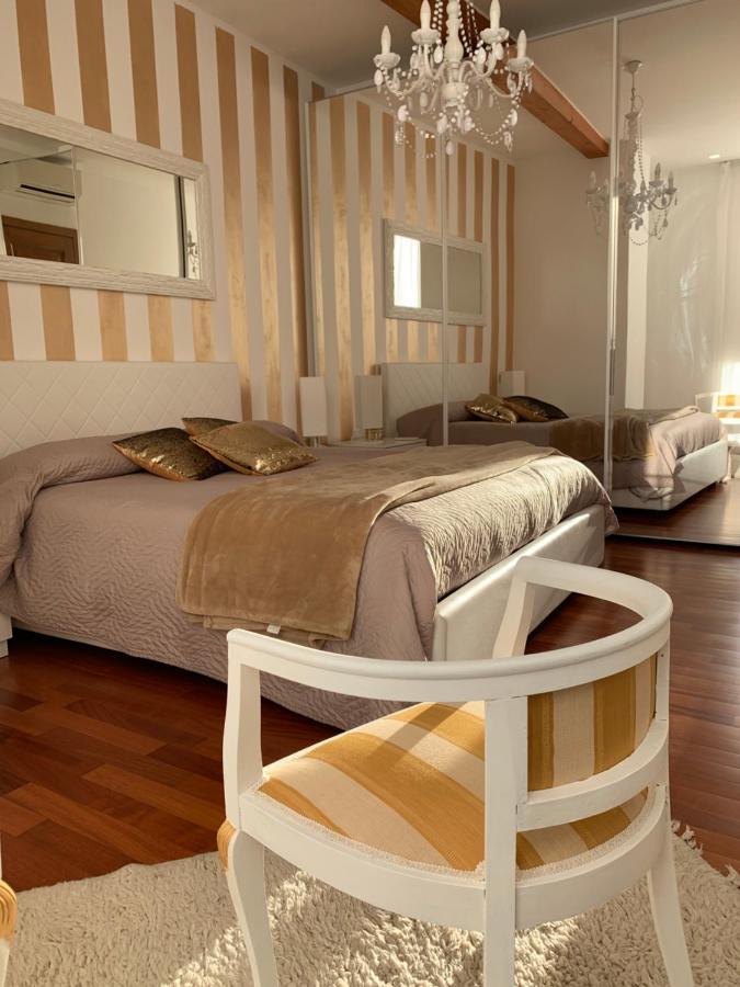 Palazzo Teatro Vecchio-Holiday Suites Сало Экстерьер фото