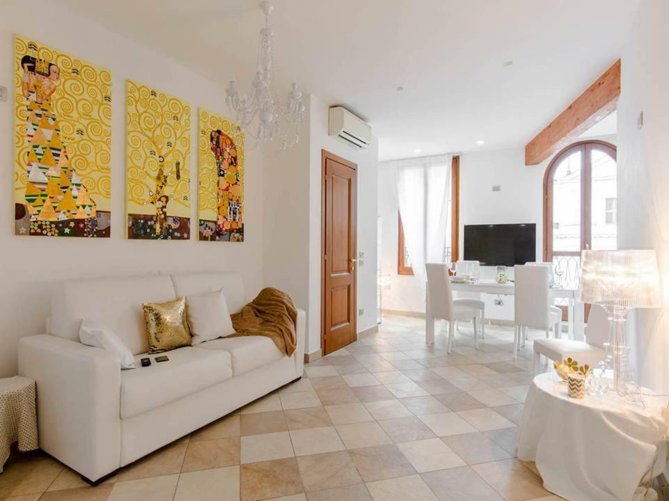 Palazzo Teatro Vecchio-Holiday Suites Сало Экстерьер фото