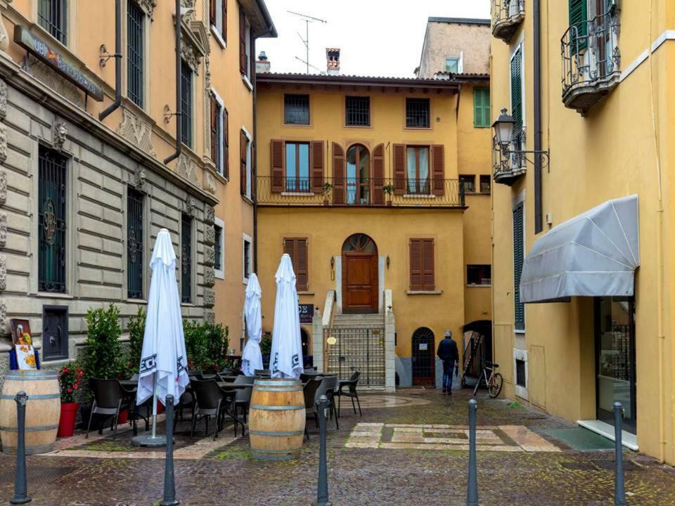 Palazzo Teatro Vecchio-Holiday Suites Сало Экстерьер фото