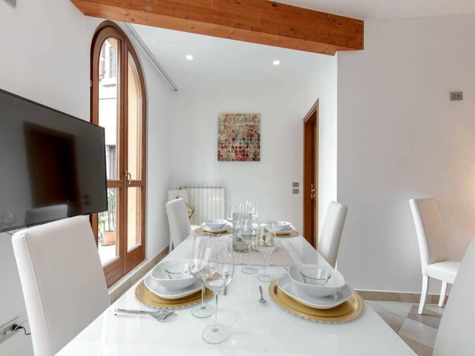 Palazzo Teatro Vecchio-Holiday Suites Сало Экстерьер фото
