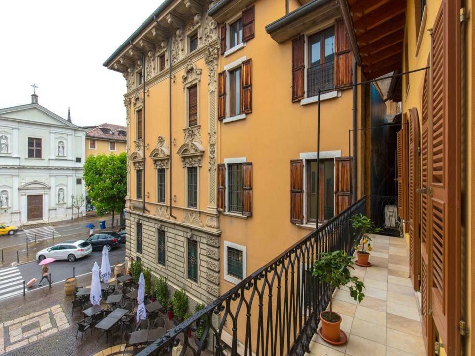 Palazzo Teatro Vecchio-Holiday Suites Сало Экстерьер фото