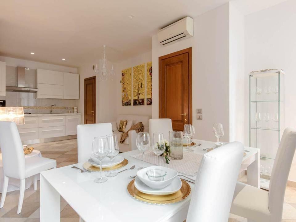 Palazzo Teatro Vecchio-Holiday Suites Сало Экстерьер фото