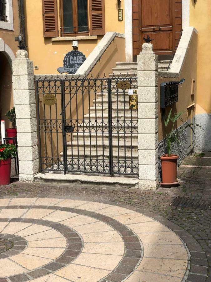 Palazzo Teatro Vecchio-Holiday Suites Сало Экстерьер фото
